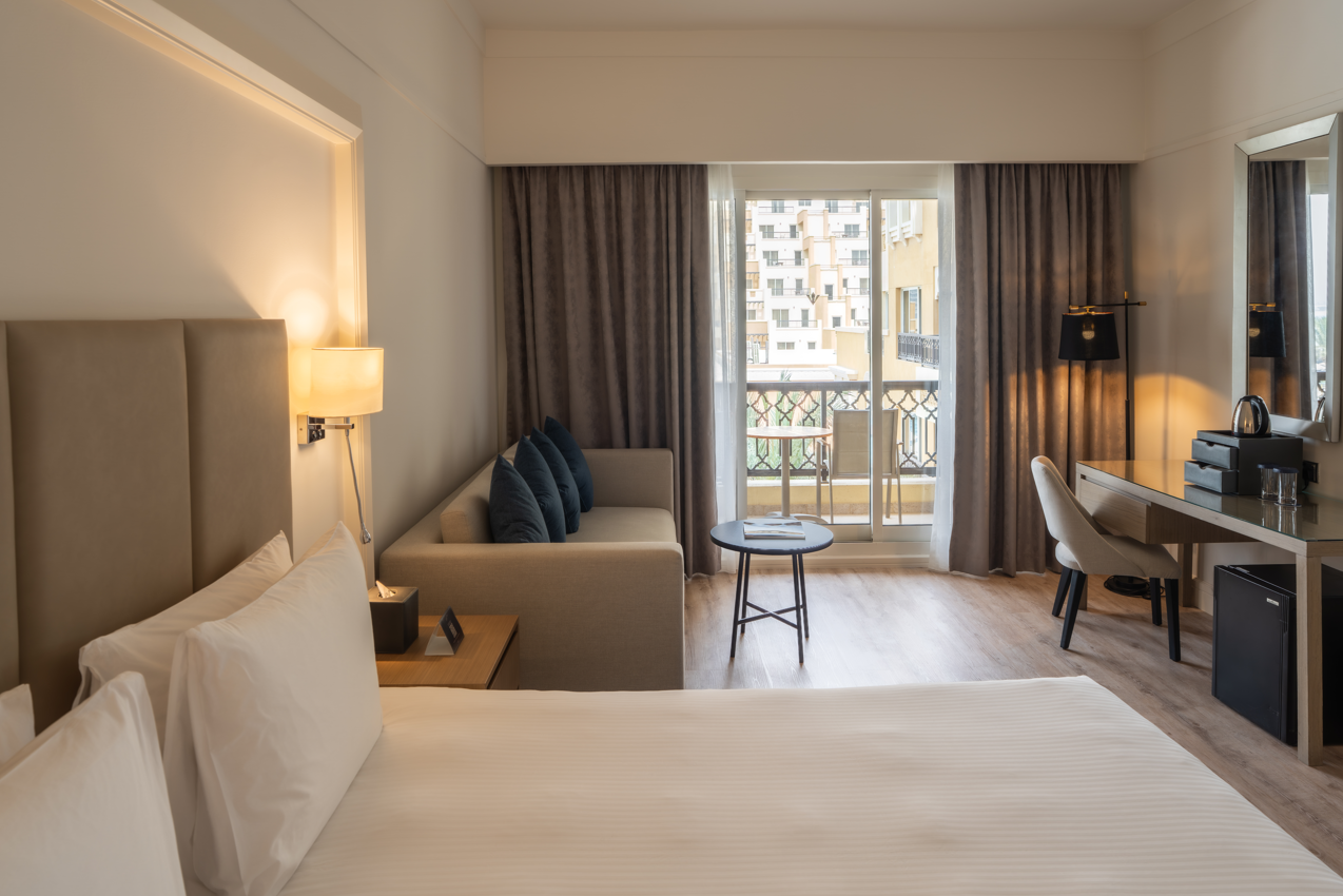 Мастарды алдап, сексуалдық бейнероликтер түсіреді. Күйеулер ұйықтап жатқан және мас әйелдерін видеоға түсіреді